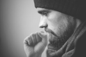 Controllo delle corde vocali per voce rauca persistente senza raffreddore.