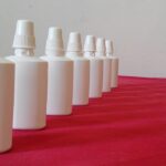 Collirio scaduto con etichetta visibile, evidenziando la data di scadenza e segni di deterioramento.