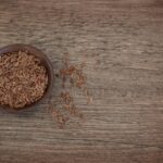 Semi di lino in un cucchiaio, pronti per essere utilizzati per abbassare la pressione arteriosa.