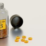 Immagine di una pillola di vitamina B12 su sfondo bianco, simbolo di energia e salute mentale.