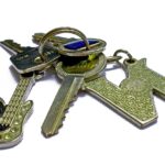 Illustrazione di una persona che cerca le chiavi, con un pensiero sulla carenza di vitamina B12.