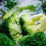 Broccoli lessati in padella, piatto sano per chi ha glicemia alta.